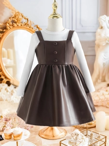 Ensemble fille avec robe chasuble en similicuir marron et haut en tricot blanc