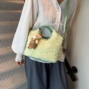 Sac seau plissé vert clair avec charme ours en peluche et bandoulière réglable