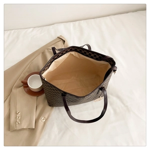 Große Shopper-Tasche mit dunkelbraunem Monogramm-Muster und geräumigem beigen Innenraum