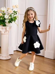 Robe noire sans manches pour fille avec de grandes appliques de fleurs 3D blanches