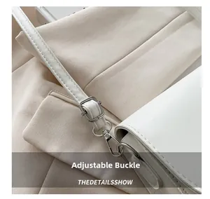 Détail du fermoir réglable en argent et du crochet métallique sur le sac en cuir blanc