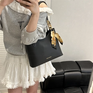 Grand sac cabas en cuir mat noir avec foulard vintage et surpiqûres blanches