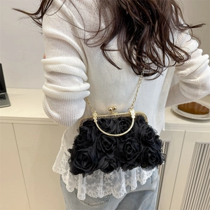 Sac de soirée chic à roses 3D noires avec chaîne dorée porté en bandoulière