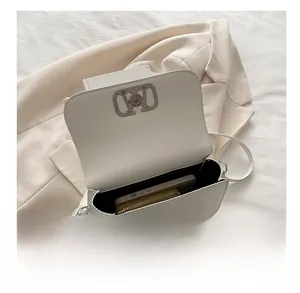 Vue intérieure montrant la capacité pour téléphone et portefeuille du petit sac blanc