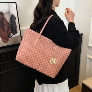 Rosa große Monogramm-Tote-Bag mit goldenem M-Anhänger für den täglichen Damen-Pendelverkehr