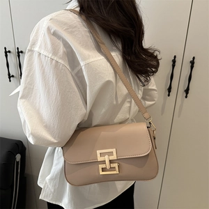 Sac bandoulière minimaliste en cuir PU beige avec un fermoir doré pour femme