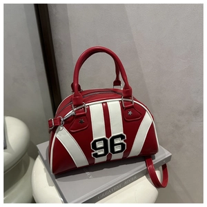 Détail du sac bowling rouge et blanc avec broderie numéro 96 et étoiles décoratives