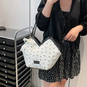 Sac fourre-tout blanc brodé de nœuds noirs avec bandoulière en cuir et perles