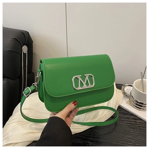 Détail du sac bandoulière vert vif avec boucle M argentée et structure en accordéon