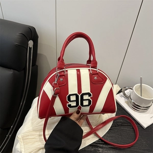 Sac Bowling Sport Rétro pour Femmes en Cuir PU Patchwork Sac Bandoulière Avec Appliqué Numéro 96 Surpiqûres Contrastées