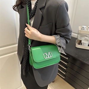 Sac bandoulière carré vert vif minimaliste avec boucle métallique M argentée élégante