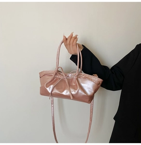 Sac fourre-tout rose doré métallisé avec grand nœud et bandoulière réglable pratique