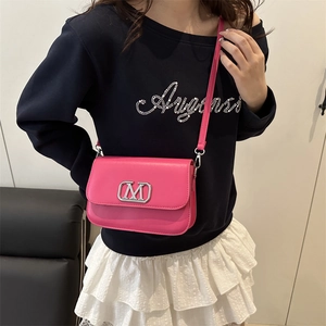 Sac bandoulière rose minimaliste avec boucle métallique M argentée et sangle