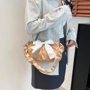 Sac sous le bras plissé beige avec grand nœud blanc et bandoulière à chaîne dorée