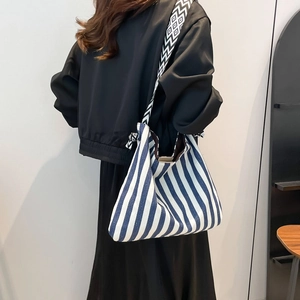 Borsa tote a righe con tracolla geometrica ideale per un look estivo casual