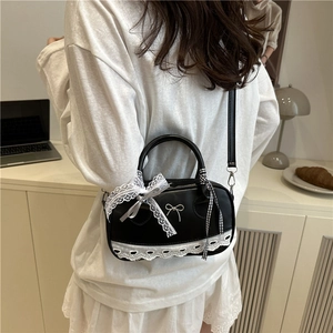 Borsa Boston nera in stile balletcore con pizzo bianco e fiocco in metallo chic