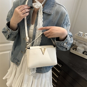 Sac bandoulière en cuir blanc élégant avec logo V doré et bandoulière réglable