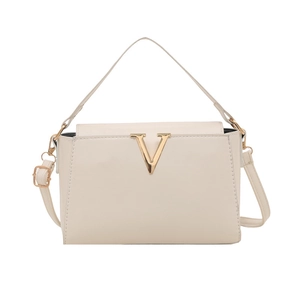Sac à main élégant en cuir crème avec logo V doré et bandoulière pour femmes modernes