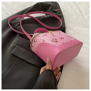 Detail of pink cherry print handbag with high-quality PU leather and metallic zipper