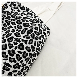 Detail van de getextureerde zebra- en luipaardprint op deze grote shopper handtas