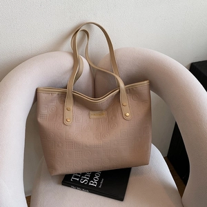 Grand Sac Cabas Femme en Cuir PU Bosselé Vintage Motif Alphabet Plaque Métallique Sac à Main Bandoulière Navette Quotidien