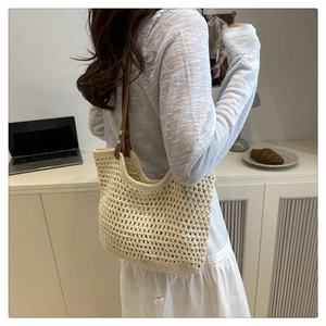 Détail du sac cabas beige crocheté montrant la texture tissée et la bandoulière en cuir