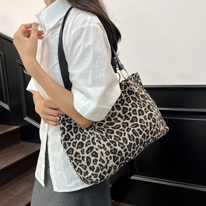 Stijlvolle grote shopper met luipaardprint, zwarte riemen en goudkleurige metalen ringen