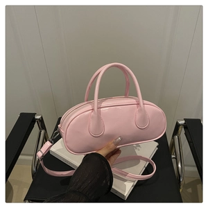 Detail der rosa Bowlingtasche mit glatter Lederstruktur und verstellbarem Gurt
