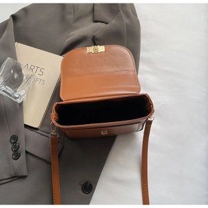 Detailansicht der braunen Kunstlederhandtasche mit Goldverschluss und geräumigem Innenfutter