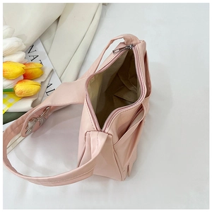 Vue de dessus du sac à bandoulière en PU brillant rose montrant l'intérieur spacieux