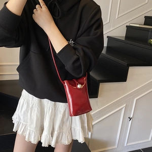 Petit sac à bandoulière rouge minimaliste pour téléphone avec boucle en perle nacrée