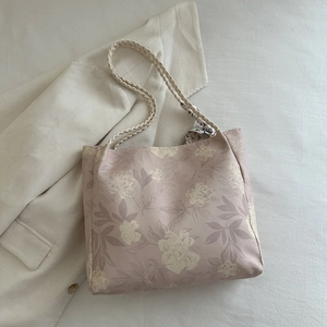 Détail du sac cabas rose fleuri avec poignées en corde tressée et petit foulard en soie