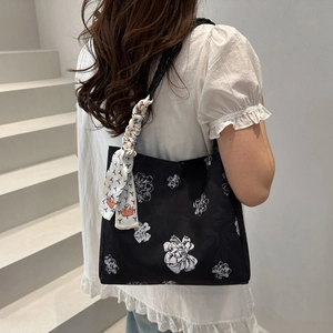 Sac fourre-tout noir minimaliste avec motif floral blanc et foulard décoratif en soie