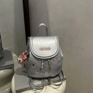 Sac à dos argenté métallisé avec broderie rose, chaîne en métal et charm de singe