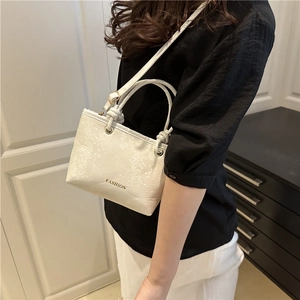 Borsa tote minimalista bianca effetto serpente con logo dorato e tracolla sottile