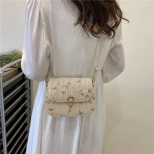Sacoche tissée avec broderie florale et fermoir doré pour un style décontracté et chic