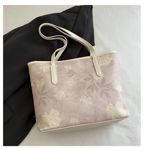 Détail du sac cabas en toile avec motifs floraux violets et bordure blanc crème