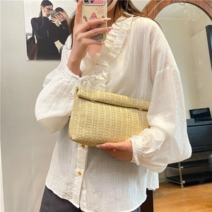 Elegante pochette in paglia intrecciata beige con fibbia dorata e design pieghevole