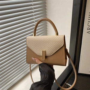 Damen Mode PU Leder Gewebte Klappe Handtasche Kontrastfarbe Kleine Quadratische Umhängetasche Mit Goldener Metallschnalle