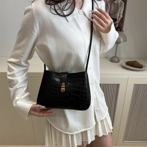 Sac à bandoulière noir à motif crocodile minimaliste avec une boucle en métal vintage