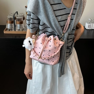 Borsa a secchiello rosa con coulisse, goffratura floreale e graziosi fiocchi