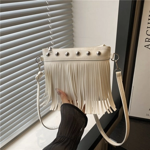 Sac Bandoulière Vintage en Cuir PU à Franges pour Femmes Décoration de Rivets Bohème Petit Sac à Main Carré Sac Décontracté Quotidien