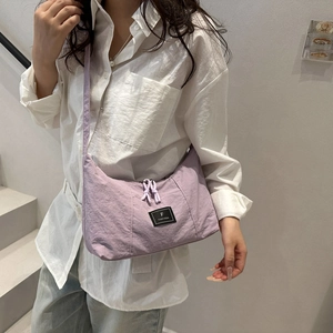 Minimalistische lichtpaarse nylon crossbody tas met brede riem en modieus logo