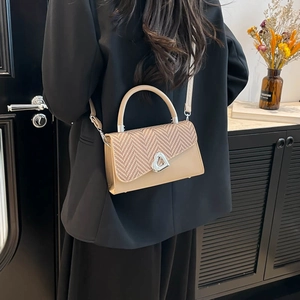 Schicke beige Umhängetasche mit Fischgrätmuster und herzförmigem Metalldrehverschluss