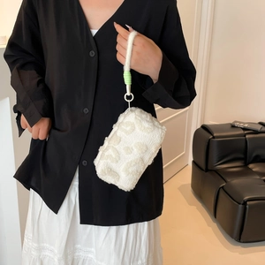 Sac à main en peluche blanche avec motif texturé et anneaux vert vif pour femmes