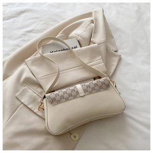 Détails du sac à bandoulière en cuir beige avec rabat à motif monogramme M et finitions dorées