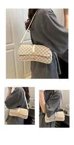 Détail du sac beige avec motif monogramme M et fermoir en métal doré élégant