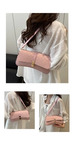 Détail du sac à bandoulière en cuir rose avec texture litchi et boucle en métal doré