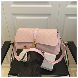 Détail du sac à bandoulière rose avec motif monogramme M et fermoir doré tournant