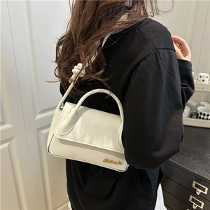 Sac carré bandoulière minimaliste en cuir blanc avec logo doré et bandoulière nouée